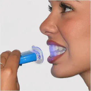 /img/33490-teeth-whitening-risks.webp