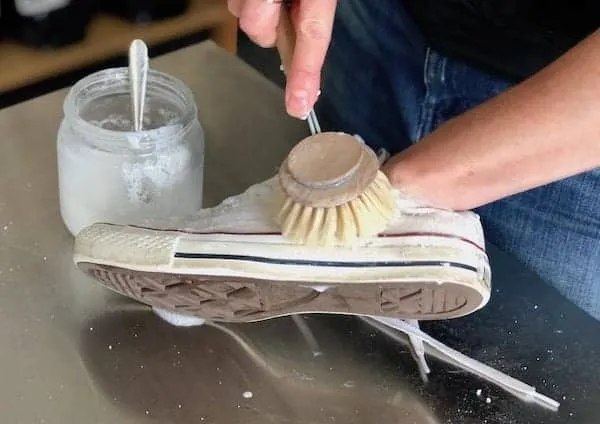 33673 clean white shoes